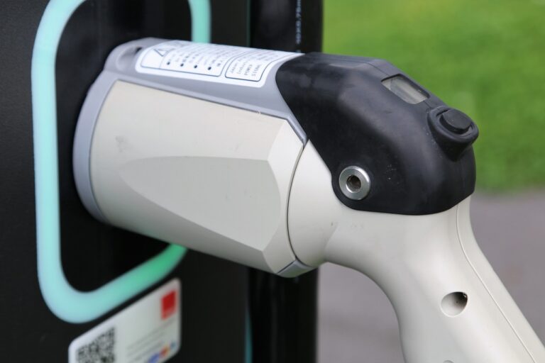 AVG und Stadtbau kooperieren bei E-Ladesäulen für Mieter