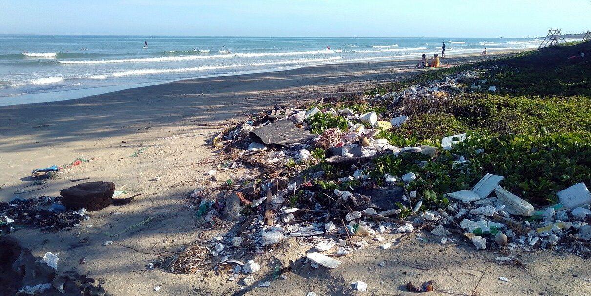 Mit Plastik vermüllter Strand