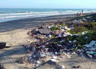 Mit Plastik vermüllter Strand