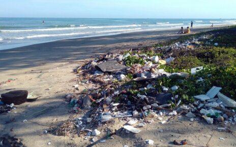 Mit Plastik vermüllter Strand