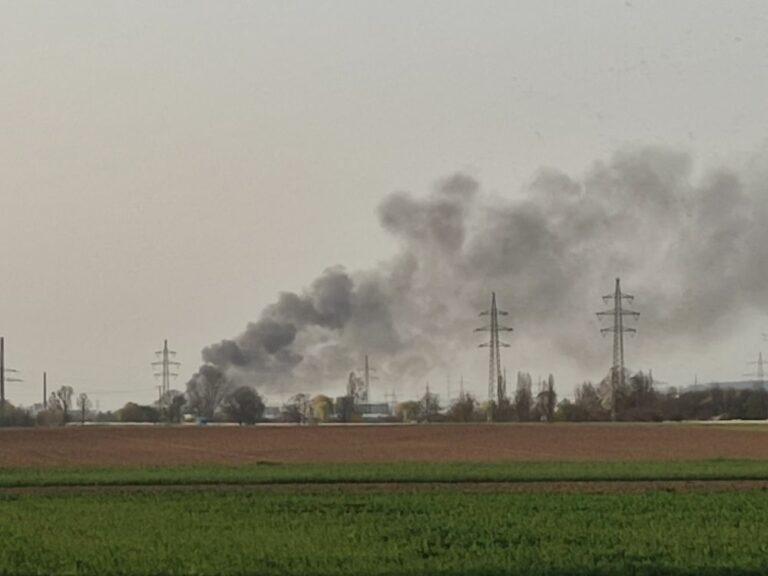 Großbrand in Aschaffenburg: Feuer in Lagerhalle ausgebrochen