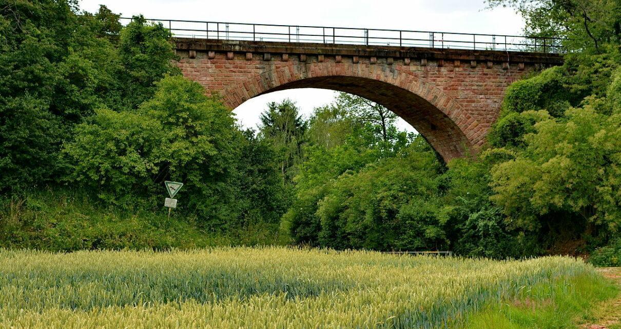 Viadukt der Bachgaubahn bei Wenigumstadt