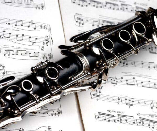 Klarinette auf Notenblatt