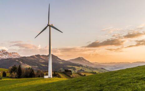 Symbol für Windkraft in Bayern. Ein Windrad