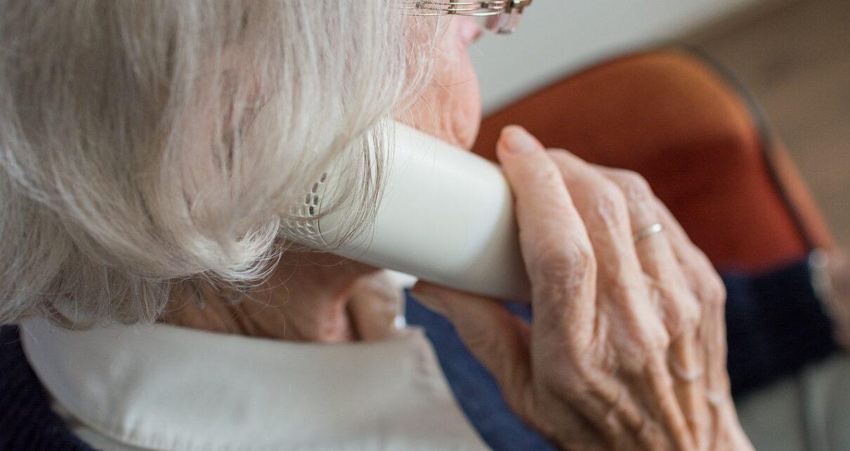 Ältere Frau am Telefon
