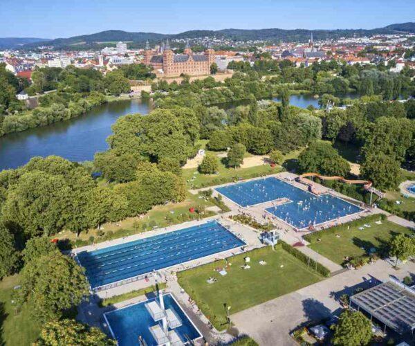 Blick auf das Freibad Aschaffenburg