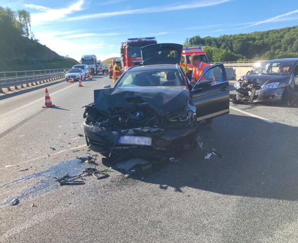 BAB 3 - Rohrbrunn - Verkehrsunfall mit vier PKW – eine Person eingeschlossen