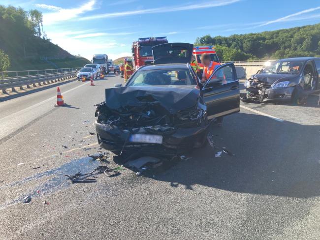 BAB 3 - Rohrbrunn - Verkehrsunfall mit vier PKW – eine Person eingeschlossen