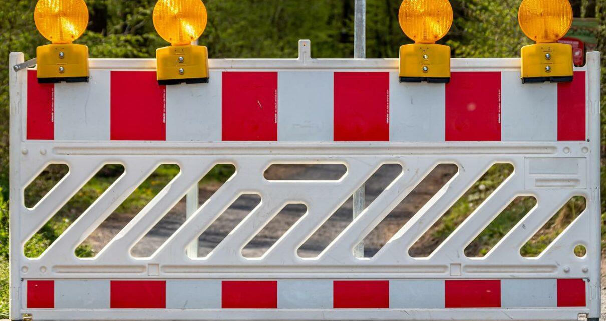 Wegen umfangreicher Straßensanierungsarbeiten muss die Straße Am Königsgraben in Aschaffenburg zwischen der Würzburger Straße (St2312) und der Gailbacher Straße von Montag, 27. Juni, bis voraussichtlich 1. Juli voll gesperrt werden. Witterungsbedingt kann es zu Verzögerungen kommen