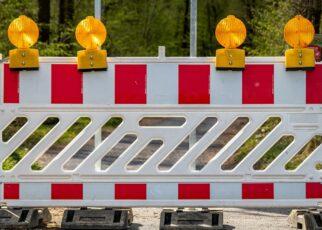 Wegen umfangreicher Straßensanierungsarbeiten muss die Straße Am Königsgraben in Aschaffenburg zwischen der Würzburger Straße (St2312) und der Gailbacher Straße von Montag, 27. Juni, bis voraussichtlich 1. Juli voll gesperrt werden. Witterungsbedingt kann es zu Verzögerungen kommen