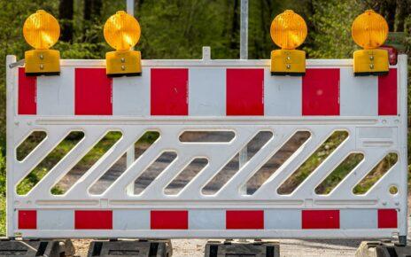 Wegen umfangreicher Straßensanierungsarbeiten muss die Straße Am Königsgraben in Aschaffenburg zwischen der Würzburger Straße (St2312) und der Gailbacher Straße von Montag, 27. Juni, bis voraussichtlich 1. Juli voll gesperrt werden. Witterungsbedingt kann es zu Verzögerungen kommen