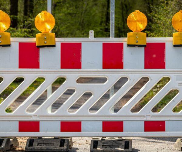Wegen umfangreicher Straßensanierungsarbeiten muss die Straße Am Königsgraben in Aschaffenburg zwischen der Würzburger Straße (St2312) und der Gailbacher Straße von Montag, 27. Juni, bis voraussichtlich 1. Juli voll gesperrt werden. Witterungsbedingt kann es zu Verzögerungen kommen