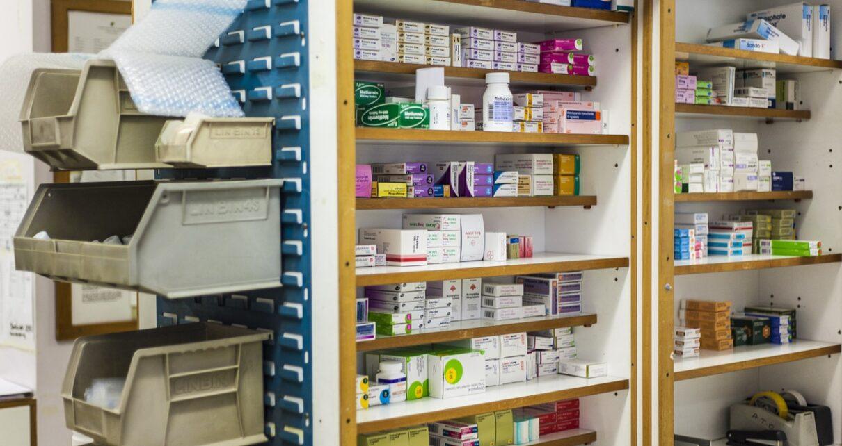 Apothekenregal mit Medikamenten