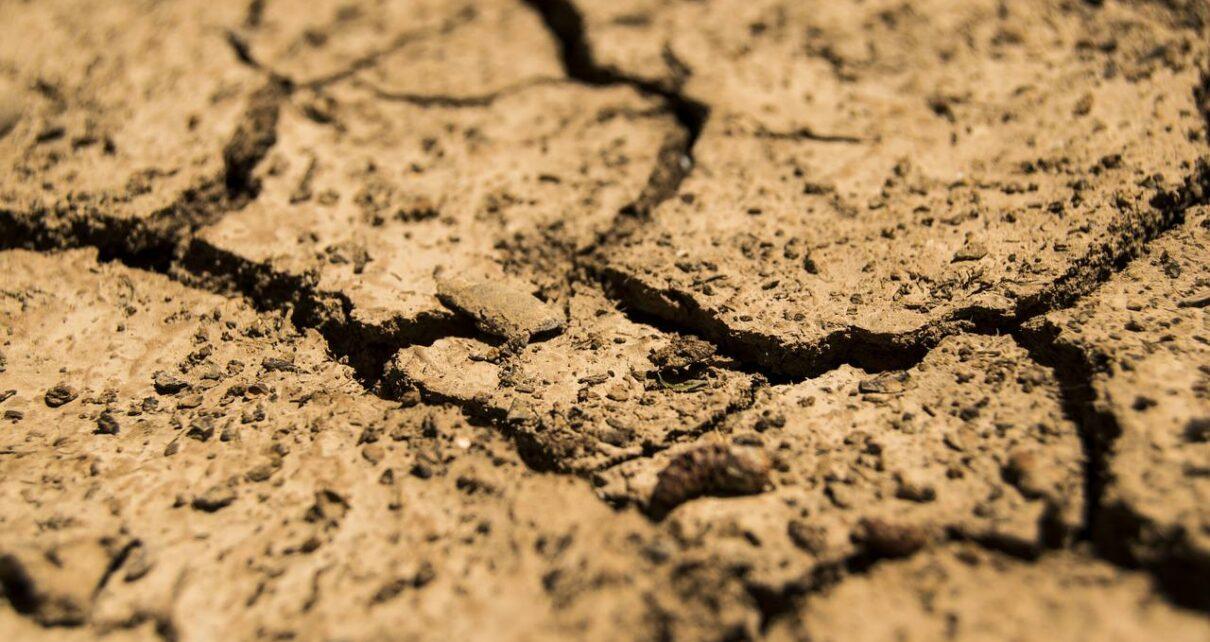 Trockenheit rissiger Boden