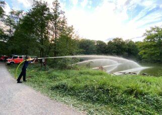 Feuerwehr Aschaffenburg spritzt Frischwasser in den Fasaneriesee