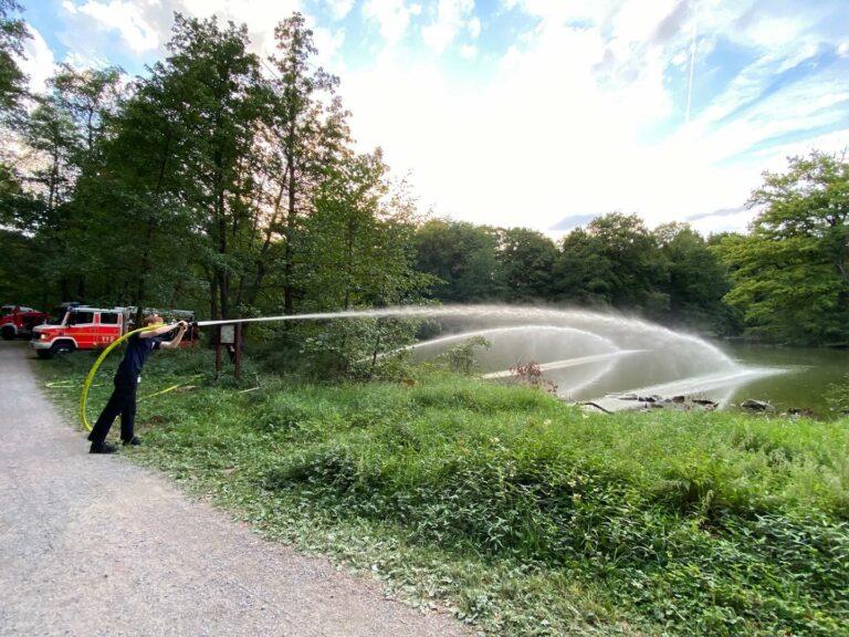 Sauerstoffanreicherung des Fasaneriesees durch die Feuerwehr Aschaffenburg