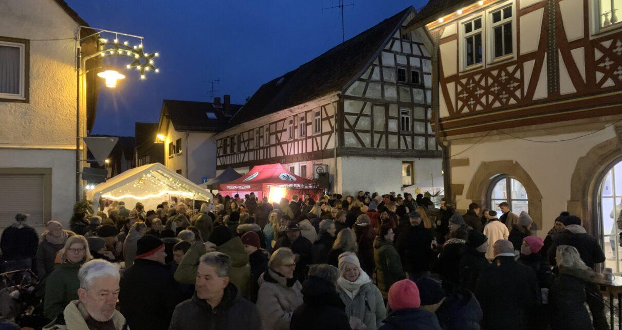 Blick über den Weihnachtsmarkt der Freiwilligen Feuerwehr Wenigumstadt