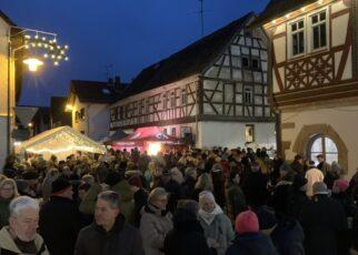 Blick über den Weihnachtsmarkt der Freiwilligen Feuerwehr Wenigumstadt