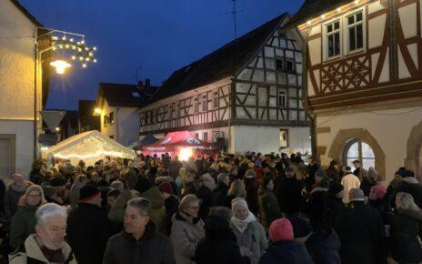 Blick über den Weihnachtsmarkt der Freiwilligen Feuerwehr Wenigumstadt