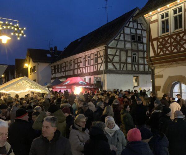 Blick über den Weihnachtsmarkt der Freiwilligen Feuerwehr Wenigumstadt