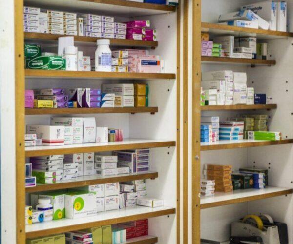 Apothekenregal mit Medikamenten