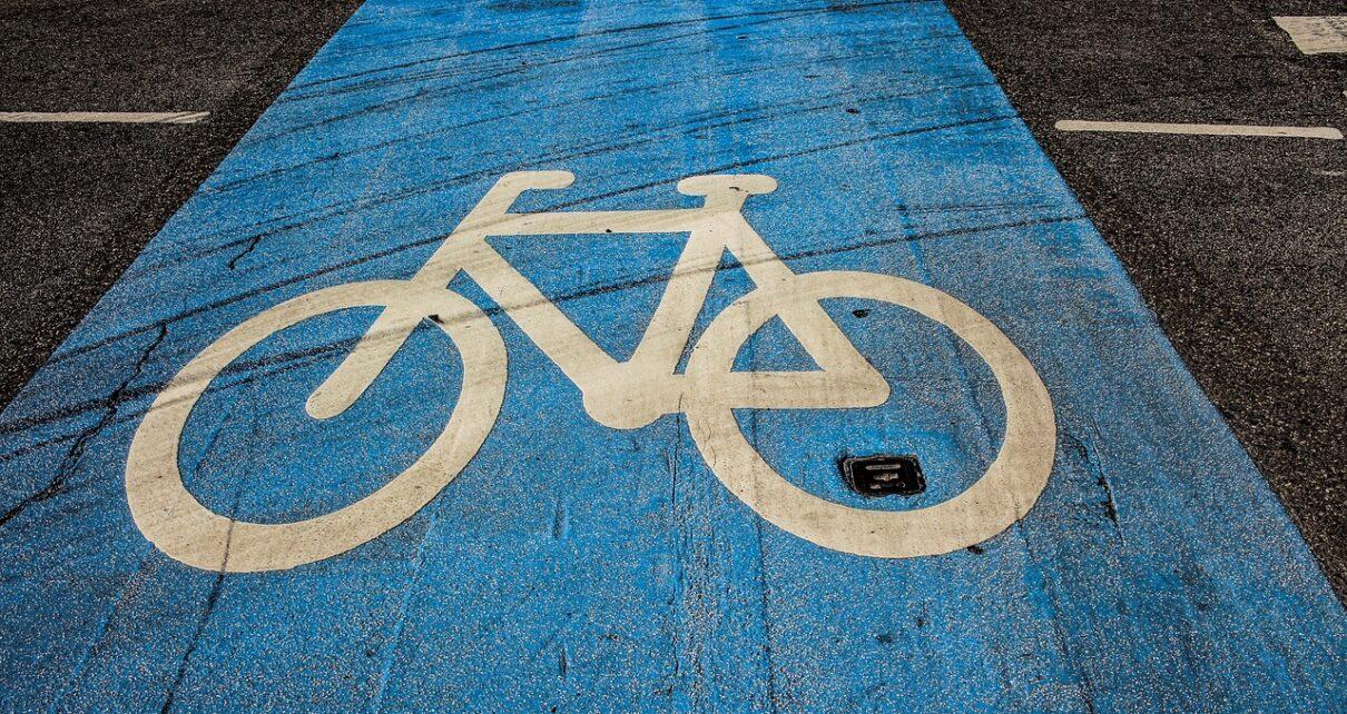 Blaue Fahrradstraße mit weißem Fahrradpiktogramm