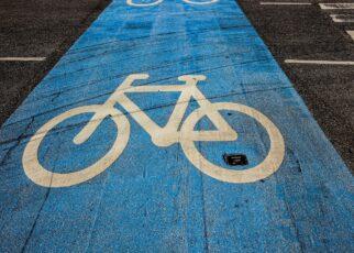 Blaue Fahrradstraße mit weißem Fahrradpiktogramm