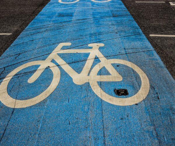Blaue Fahrradstraße mit weißem Fahrradpiktogramm