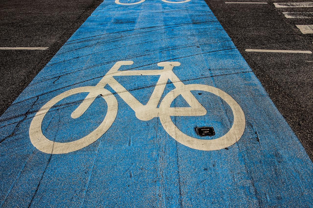 Blaue Fahrradstraße mit weißem Fahrradpiktogramm