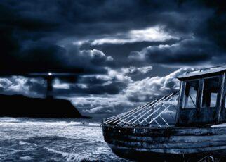 Im Sturm gestrandetes Boot unter meinen mystisch grauschwarzem Himmel