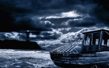 Im Sturm gestrandetes Boot unter meinen mystisch grauschwarzem Himmel