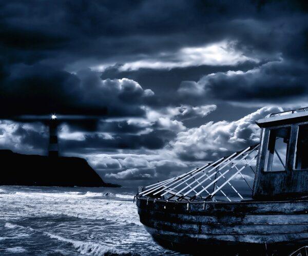 Im Sturm gestrandetes Boot unter meinen mystisch grauschwarzem Himmel