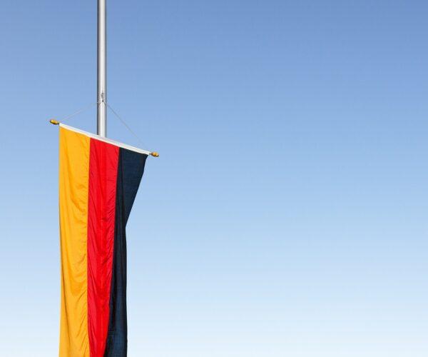 Deutschlandfahne auf halbmast.