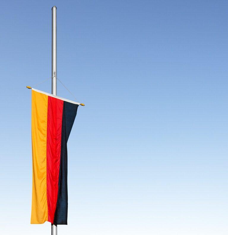 Trauerbeflaggung zum Volkstrauertag am 13. November 2022 in ganz Unterfranken