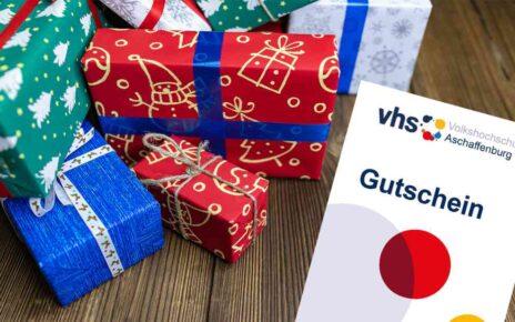 Päckchen in Weihnachtspapier verpackt und ein Geschenkgutschein der vhs Aschaffenburg