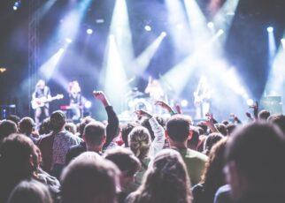 Pop oder Rockkonzert mit Blick über das Publikum Richtung Bühne