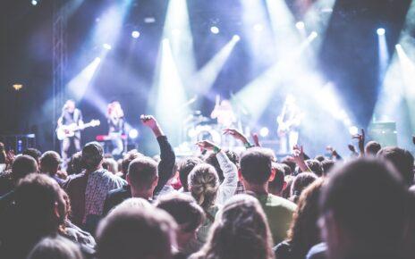 Pop oder Rockkonzert mit Blick über das Publikum Richtung Bühne