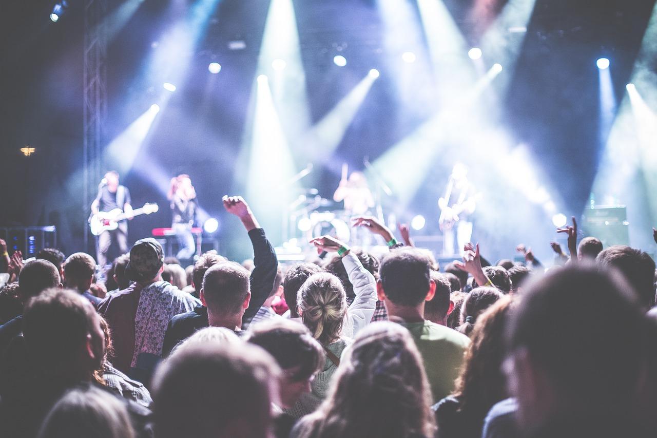 Pop oder Rockkonzert mit Blick über das Publikum Richtung Bühne