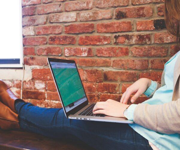 Gemütlich die Füße hoch und mit Laptop Behördengänge digital erledigen