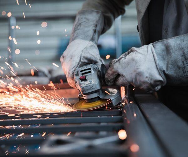 Metall wird mit einer Flex bearbeitet. Funken sprühen in hohem Bogen