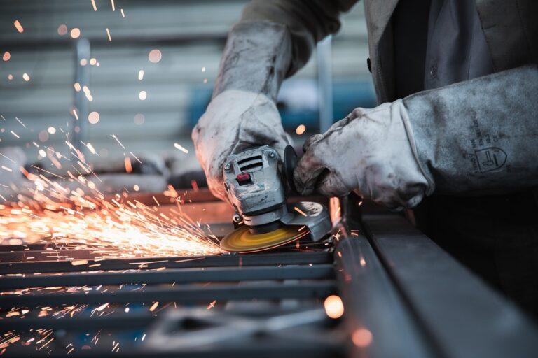 Arbeitsunfälle in Unterfranken: Einstürzender Graben, Kollision mit Gabelstapler, umstürzende Bäume – tödliche Unfallursachen im Jahr 2022
