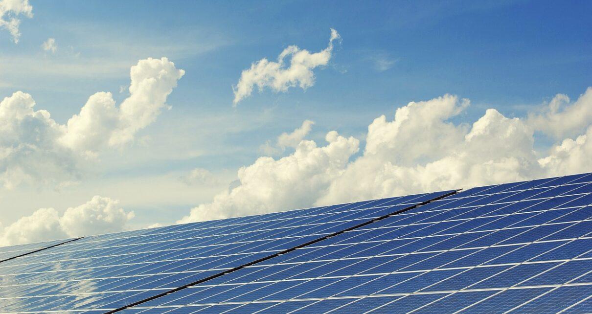 Photovoltaikanlage mit Blick auf einen blauen Himmel mit ein paar Wolken