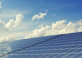 Photovoltaikanlage mit Blick auf einen blauen Himmel mit ein paar Wolken