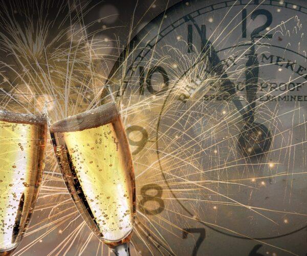Uhr, 5 vor 12 2 Sektgläser und Feuerwerk
