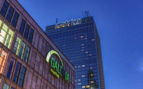 Gebäude mit Galeria Kaufhof Schriftzug