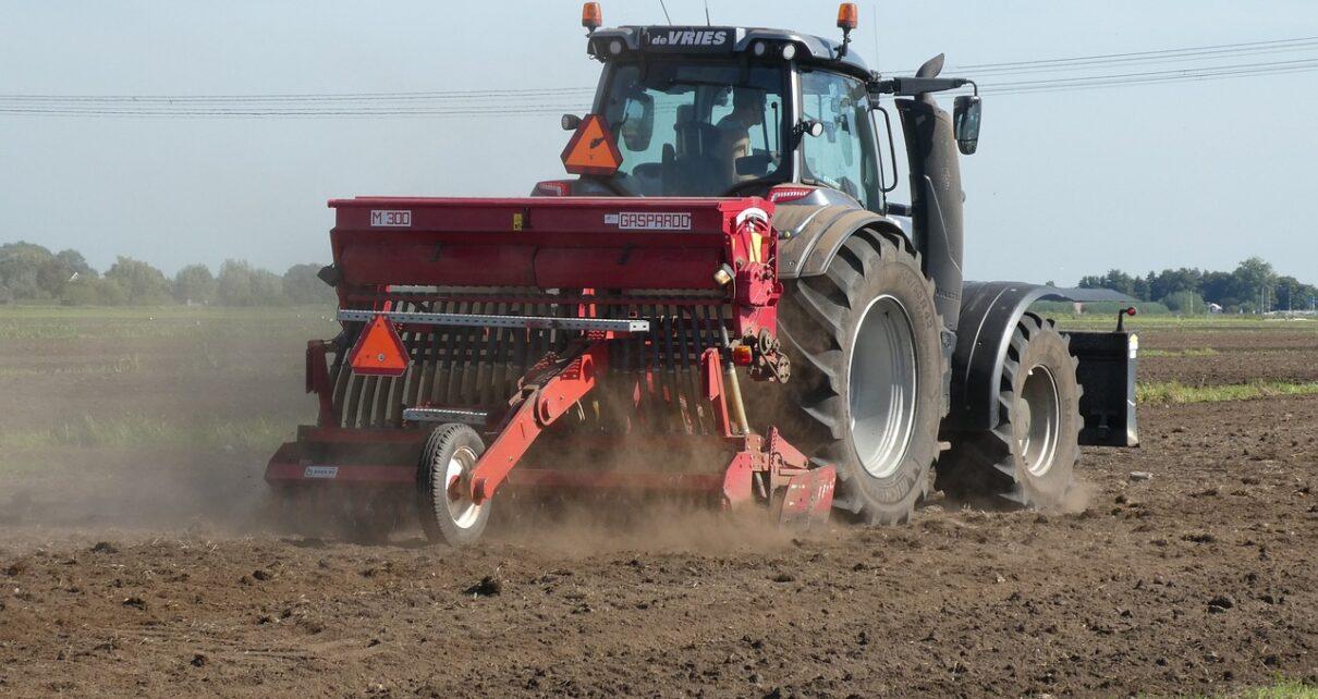 Traktor bei der Feldarbeit