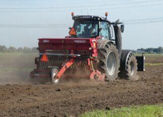 Traktor bei der Feldarbeit