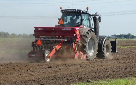 Traktor bei der Feldarbeit