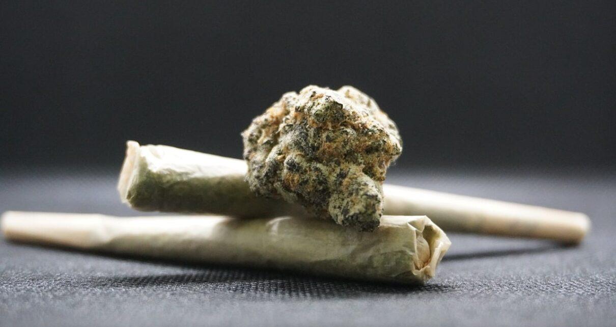 Cannabis Blüte mit Joint