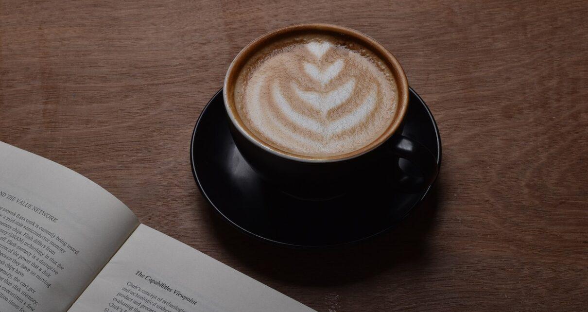 Cappuccino und ein Buch auf dem Tisch